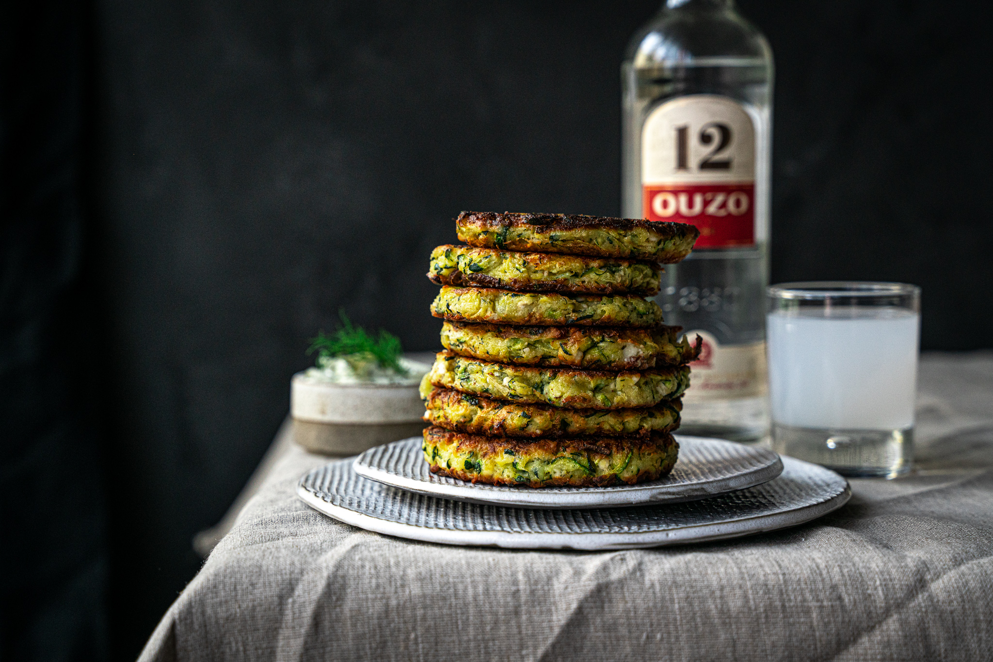 Kolokithokeftedes: Griechische Zucchini-Fritters mit Tsatsiki